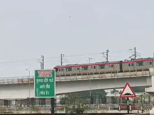 लखनऊ में घने बादलों के बीच बारिश की संभावना दर्शाता दृश्य।