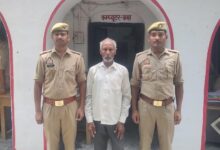 अंबेडकरनगर के जलालपुर थाना पुलिस द्वारा गिरफ्तार किए गए आरोपी का प्रतीकात्मक दृश्य।