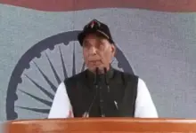 द्रास स्थित कारगिल वॉर मेमोरियल में श्रद्धांजलि अर्पित करते रक्षा मंत्री राजनाथ सिंह।