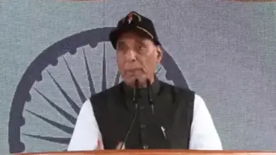 द्रास स्थित कारगिल वॉर मेमोरियल में श्रद्धांजलि अर्पित करते रक्षा मंत्री राजनाथ सिंह।
