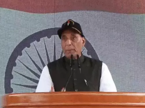 द्रास स्थित कारगिल वॉर मेमोरियल में श्रद्धांजलि अर्पित करते रक्षा मंत्री राजनाथ सिंह।