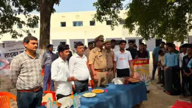 उन्नाव के सफीपुर स्थित महात्मा गांधी इंटर कॉलेज में साइबर सुरक्षा जागरूकता कार्यक्रम में विद्यार्थियों को ऑनलाइन ठगी से बचाव की जानकारी देते विशेषज्ञ।