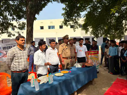 उन्नाव के सफीपुर स्थित महात्मा गांधी इंटर कॉलेज में साइबर सुरक्षा जागरूकता कार्यक्रम में विद्यार्थियों को ऑनलाइन ठगी से बचाव की जानकारी देते विशेषज्ञ।