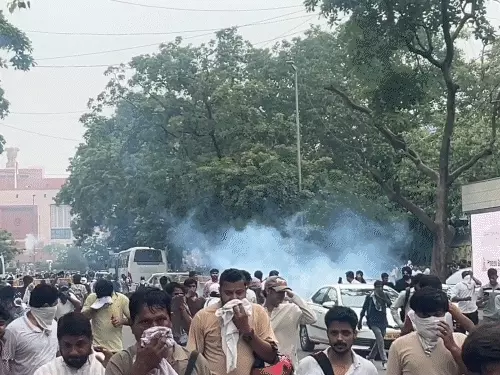 संसद भवन के पास प्रदर्शन के दौरान पुलिस और सुरक्षा बलों की तैनाती तथा प्रदर्शनकारी।