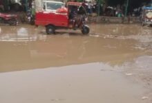 अंबेडकरनगर की सिझौली सब्जी मंडी में बारिश के बाद भरे पानी और कीचड़ के बीच खरीदारी करते लोगों की सांकेतिक तस्वीर।