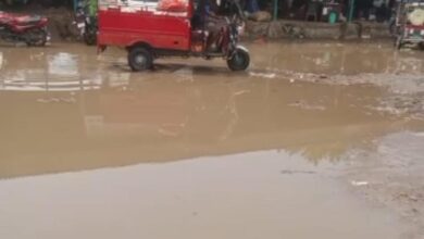 अंबेडकरनगर की सिझौली सब्जी मंडी में बारिश के बाद भरे पानी और कीचड़ के बीच खरीदारी करते लोगों की सांकेतिक तस्वीर।