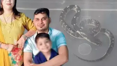 मेरठ में करैत सांप से कथित हत्या के मामले की जांच करती पुलिस।