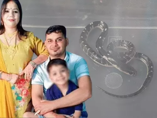 मेरठ में करैत सांप से कथित हत्या के मामले की जांच करती पुलिस।