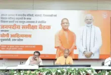 आगरा में कानून व्यवस्था और विकास कार्यों की समीक्षा बैठक की अध्यक्षता करते मुख्यमंत्री योगी आदित्यनाथ।