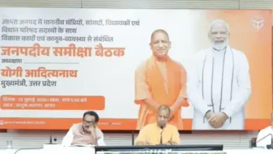 आगरा में कानून व्यवस्था और विकास कार्यों की समीक्षा बैठक की अध्यक्षता करते मुख्यमंत्री योगी आदित्यनाथ।