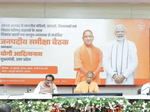 आगरा में कानून व्यवस्था और विकास कार्यों की समीक्षा बैठक की अध्यक्षता करते मुख्यमंत्री योगी आदित्यनाथ।