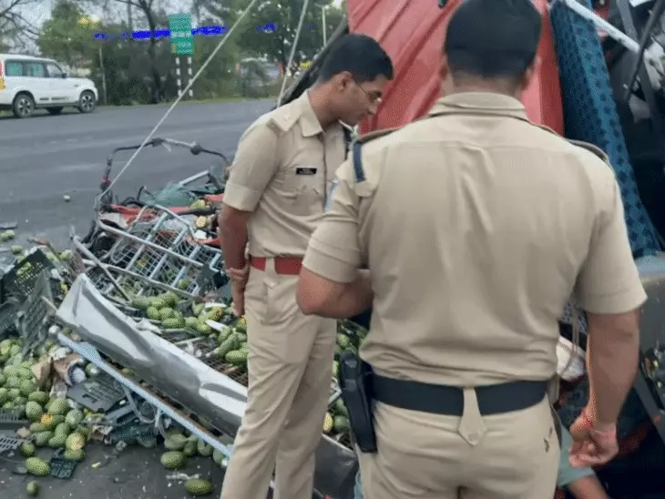 मध्य प्रदेश के धार जिले में आगरा-मुंबई नेशनल हाईवे पर लगा लंबा ट्रैफिक जाम