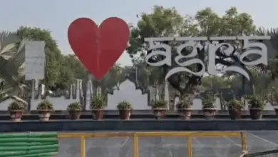 आगरा में साफ मौसम और तेज धूप के बीच सड़क पर आते-जाते लोग।