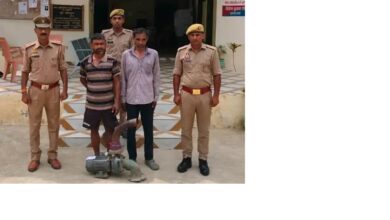 अंबेडकरनगर की अहिरौली पुलिस द्वारा गिरफ्तार किए गए आरोपी और बरामद विद्युत मोटर पंप।