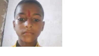 अंबेडकरनगर के अकबरपुर में लापता बालक अंश सिंह के सकुशल मिलने के बाद परिजनों के साथ पुलिस टीम।