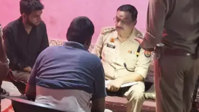 टप्पल थाना क्षेत्र में जमीन विवाद के बाद मोबाइल टावर पर चढ़े दो भाइयों का रेस्क्यू।
