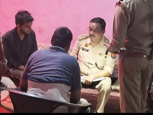 टप्पल थाना क्षेत्र में जमीन विवाद के बाद मोबाइल टावर पर चढ़े दो भाइयों का रेस्क्यू।