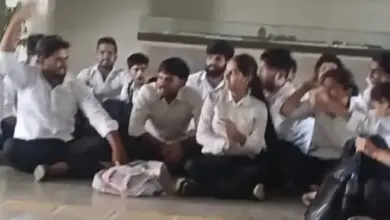 राजा महेंद्र प्रताप सिंह विश्वविद्यालय में प्रदर्शन करते एलएलबी छात्र।