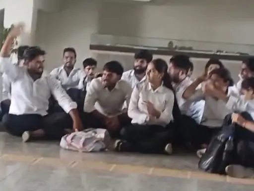 राजा महेंद्र प्रताप सिंह विश्वविद्यालय में प्रदर्शन करते एलएलबी छात्र।