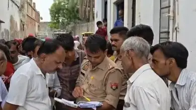अलीगढ़ के इगलास क्षेत्र में महिला की मौत के मामले की जांच करती पुलिस का सांकेतिक चित्र।