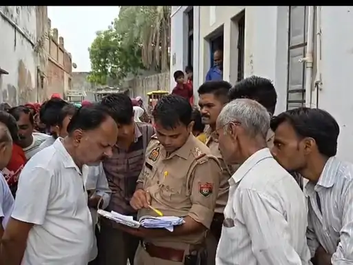 अलीगढ़ के इगलास क्षेत्र में महिला की मौत के मामले की जांच करती पुलिस का सांकेतिक चित्र।