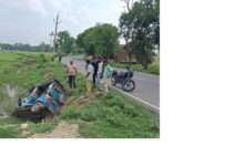 अंबेडकरनगर के जलालपुर क्षेत्र में खाई में पलटे ई-रिक्शा का सांकेतिक चित्र।