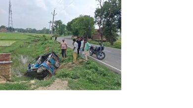 अंबेडकरनगर के जलालपुर क्षेत्र में खाई में पलटे ई-रिक्शा का सांकेतिक चित्र।