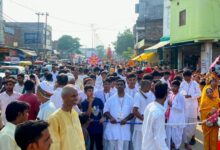 अम्बेडकरनगर में भगवान जगन्नाथ, बलभद्र और सुभद्रा की रथयात्रा का दृश्य।