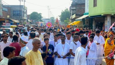 अम्बेडकरनगर में भगवान जगन्नाथ, बलभद्र और सुभद्रा की रथयात्रा का दृश्य।