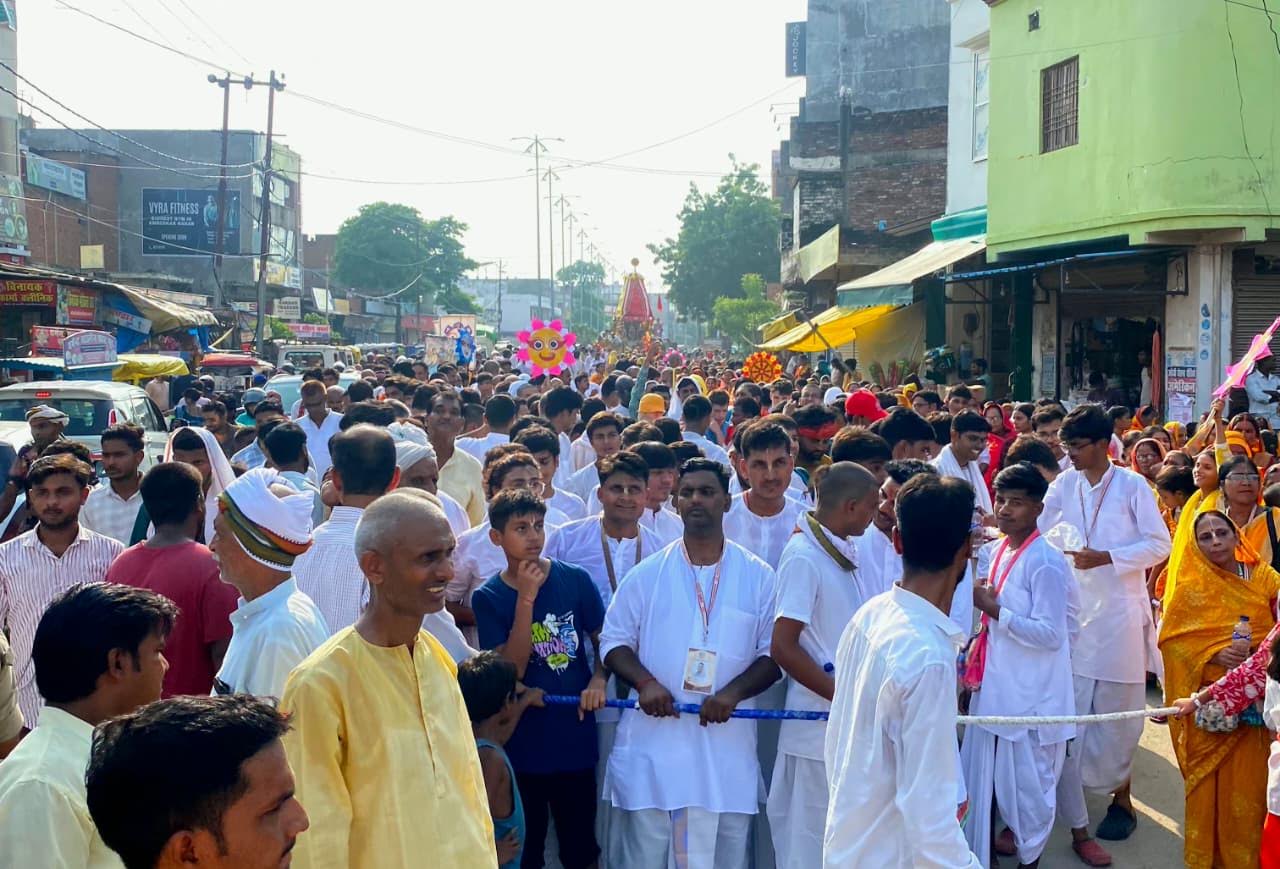 अम्बेडकरनगर में भगवान जगन्नाथ, बलभद्र और सुभद्रा की रथयात्रा का दृश्य।