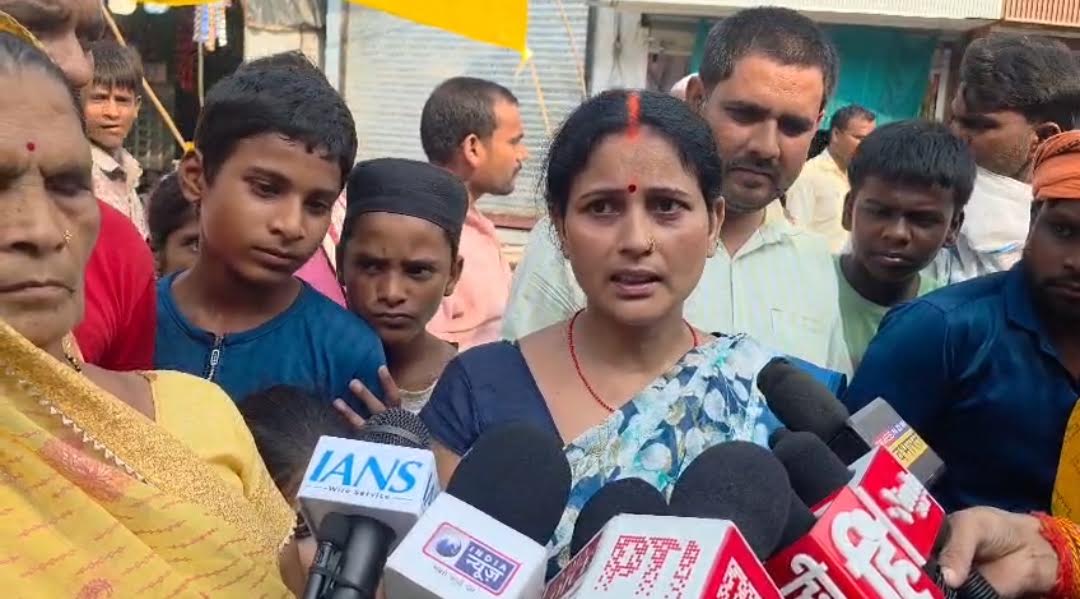 अकबरपुर क्षेत्र में जेवर साफ करने के बहाने हुई ठगी की जांच करती पुलिस की सांकेतिक तस्वीर।