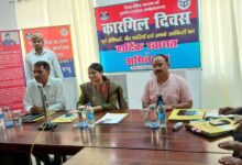 अम्बेडकरनगर के जिला सैनिक कल्याण कार्यालय में आयोजित कारगिल विजय दिवस समारोह में सम्मानित होते पूर्व सैनिक और वीर नारियां।