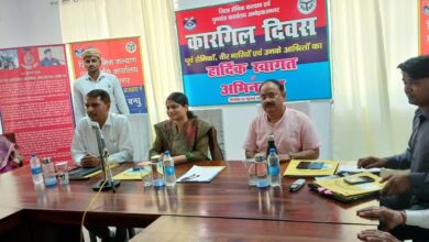 अम्बेडकरनगर के जिला सैनिक कल्याण कार्यालय में आयोजित कारगिल विजय दिवस समारोह में सम्मानित होते पूर्व सैनिक और वीर नारियां।