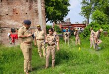अम्बेडकरनगर के खजूरी बाजार में फायरिंग के बाद घटनास्थल का निरीक्षण करती पुलिस।