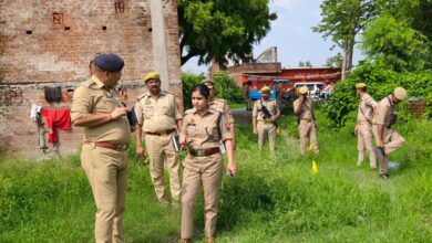 अम्बेडकरनगर के खजूरी बाजार में फायरिंग के बाद घटनास्थल का निरीक्षण करती पुलिस।