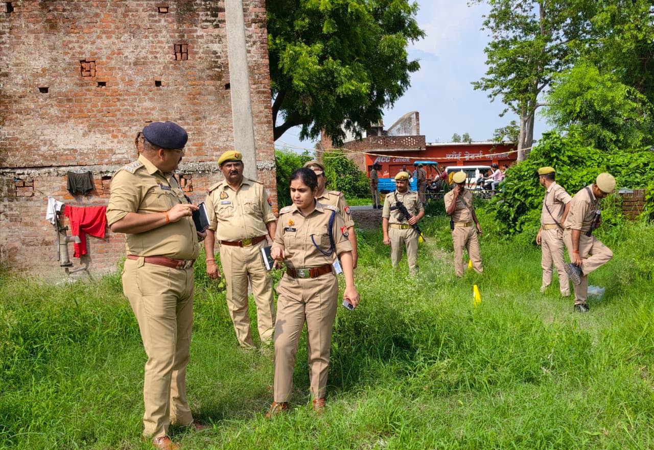 अम्बेडकरनगर के खजूरी बाजार में फायरिंग के बाद घटनास्थल का निरीक्षण करती पुलिस।