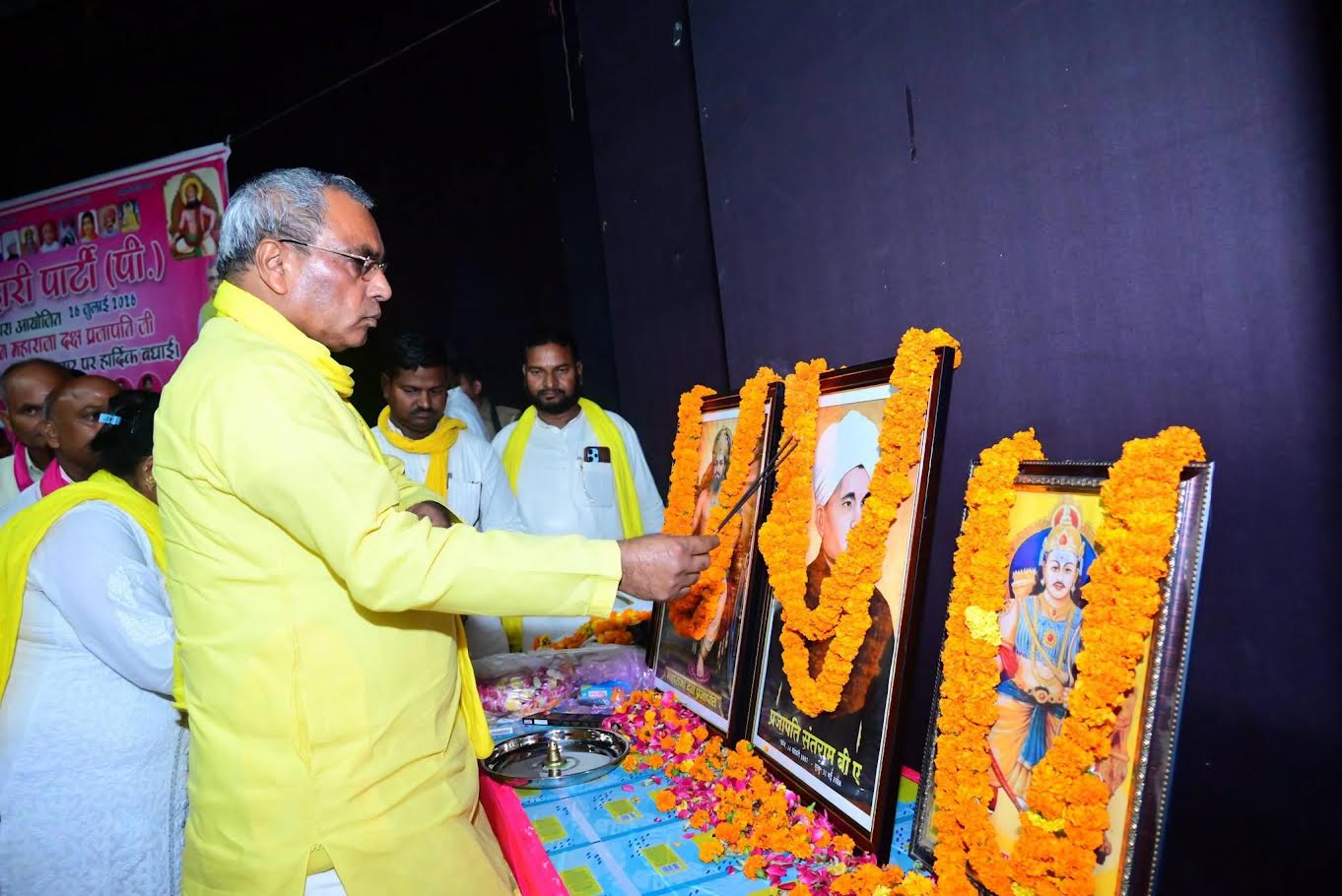 अकबरपुर के लोहिया भवन में महाराजा दक्ष प्रजापति जयंती समारोह में उपस्थित कैबिनेट मंत्री ओमप्रकाश राजभर।