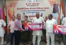अम्बेडकरनगर कलेक्ट्रेट सभागार में मुख्यमंत्री शिक्षक कैशलेस चिकित्सा योजना के शुभारंभ कार्यक्रम में उपस्थित अधिकारी, जनप्रतिनिधि और शिक्षक।