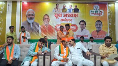 अम्बेडकरनगर में भाजपा बूथ अध्यक्ष सम्मेलन के दौरान उपस्थित पार्टी पदाधिकारी और कार्यकर्ता।