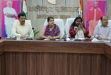 अम्बेडकरनगर कलेक्ट्रेट सभागार में सीएम डैशबोर्ड और राजस्व मामलों की समीक्षा बैठक में मौजूद अधिकारी।