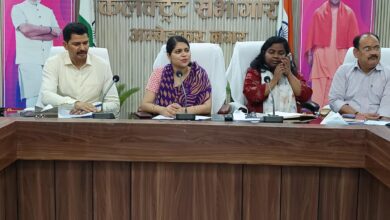 अम्बेडकरनगर कलेक्ट्रेट सभागार में सीएम डैशबोर्ड और राजस्व मामलों की समीक्षा बैठक में मौजूद अधिकारी।