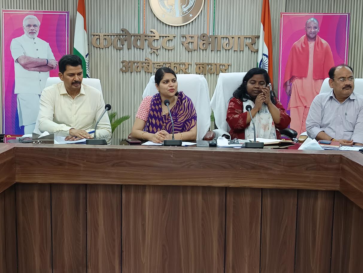 अम्बेडकरनगर कलेक्ट्रेट सभागार में सीएम डैशबोर्ड और राजस्व मामलों की समीक्षा बैठक में मौजूद अधिकारी।