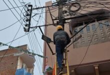 अंबेडकरनगर में बिजली बिल बकायेदारों के खिलाफ अभियान चलाती बिजली विभाग की टीम।