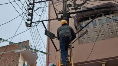 अंबेडकरनगर में बिजली बिल बकायेदारों के खिलाफ अभियान चलाती बिजली विभाग की टीम।