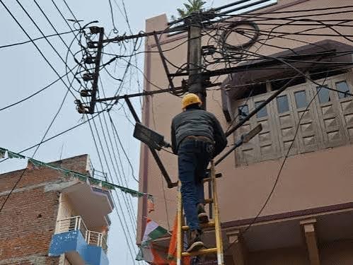 अंबेडकरनगर में बिजली बिल बकायेदारों के खिलाफ अभियान चलाती बिजली विभाग की टीम।