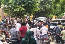 अंबेडकरनगर जिला अस्पताल के मुख्य प्रवेश द्वार पर अधूरे नाली निर्माण के कारण लगा जाम।