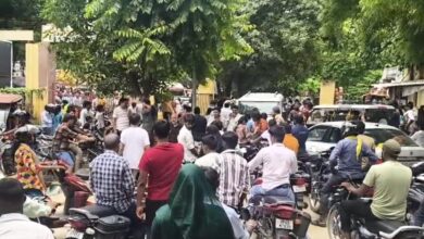 अंबेडकरनगर जिला अस्पताल के मुख्य प्रवेश द्वार पर अधूरे नाली निर्माण के कारण लगा जाम।