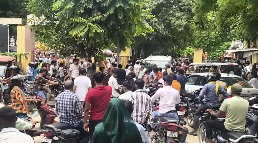 अंबेडकरनगर जिला अस्पताल के मुख्य प्रवेश द्वार पर अधूरे नाली निर्माण के कारण लगा जाम।