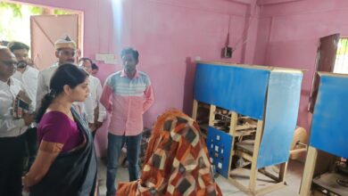 अंबेडकरनगर के भीटी में स्वयं सहायता समूह द्वारा संचालित दोना-पत्तल उद्योग का जिलाधिकारी द्वारा निरीक्षण का दृश्य।
