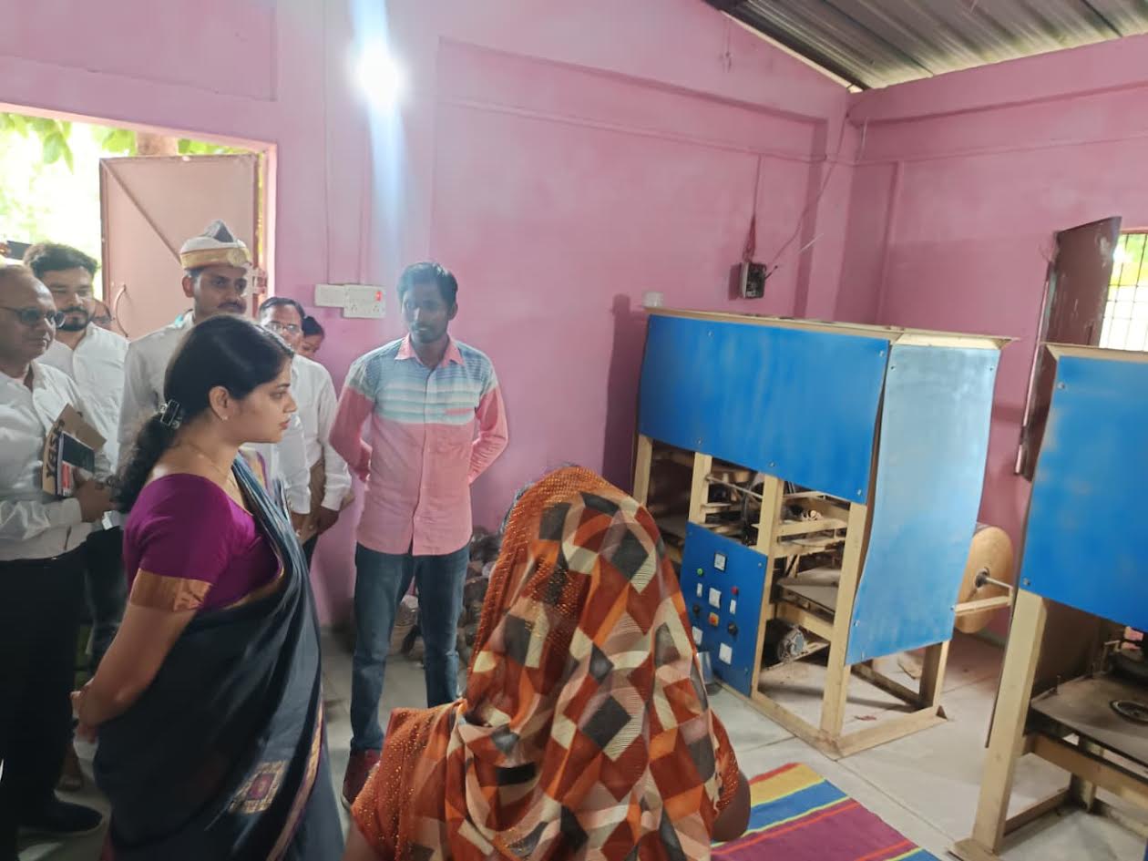 अंबेडकरनगर के भीटी में स्वयं सहायता समूह द्वारा संचालित दोना-पत्तल उद्योग का जिलाधिकारी द्वारा निरीक्षण का दृश्य।